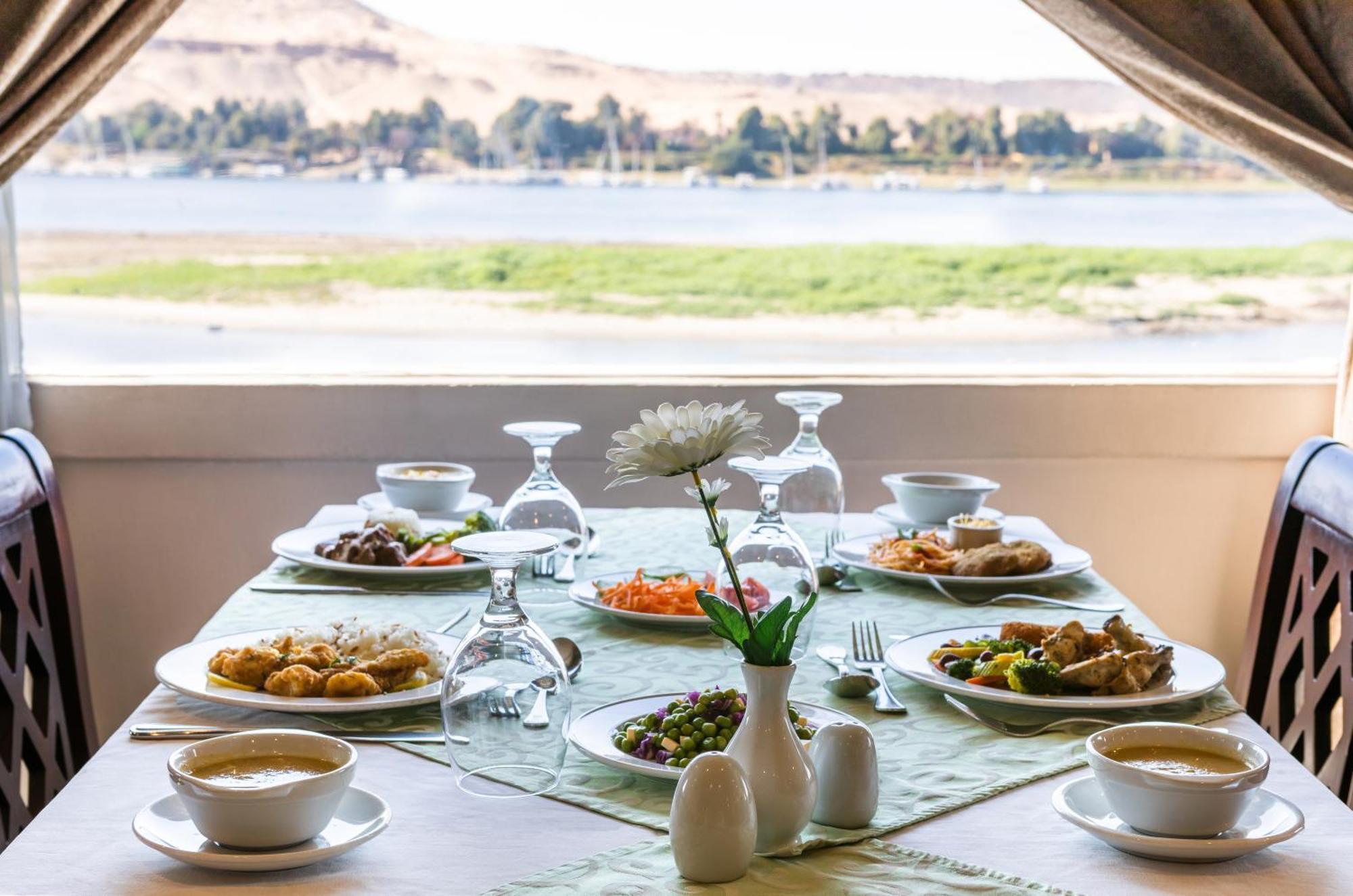 Ms Chateau Lafayette Nile Cruise - 4 Nights From Luxor Each Monday And 3 Nights From Aswan Each Friday Exteriör bild